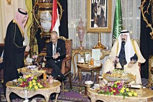 عضو في مجلس الشورى يكشف كواليس إنقاذ اليمن: سقوط الدولة أخطر من أي صراع