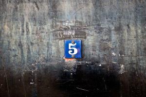 شقة رقم خمسة (قصة قصيرة)