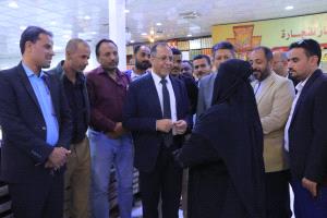 وزير الصناعة والتجارة يتفقد مكتب الوزارة في مأرب وينفذ زيارة ميدانية للرقابة على الأسواق