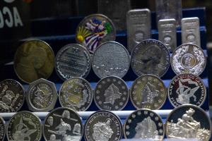 الذهب يرتفع قليلاً قبيل قرار "الفيدرالي"... والفضة تحلّق فوق 60 دولاراً