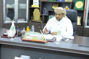 رئيس جامعة المهرة يترأس اجتماعًا للجنة الإشرافية العليا لمتابعة تأهيل البرامج الأكاديمية