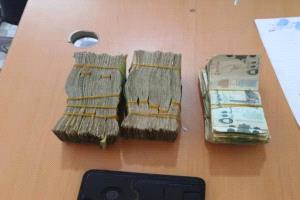 الأجهزة الأمنية بالشحر تضبط متهمين بسرقة مبلغ مالي من إحدى العُزَب السكنية
