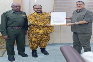 اللواء الشعيبي يكرّم النقيب خالد القعشمي