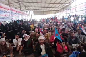 حشود كبيرة في ساحة مخيم الاعتصام المفتوح م/ أبين تجسد وحدة الصف الجنوبي