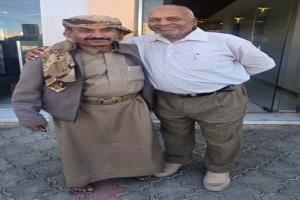 بعد 35 عاماً من الغياب .. لقاء إنساني يجمع مدير عام بيحان محمد شيخ والعقيد علي لحول بمعلمهم عوض بافطيم في عتق