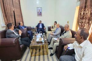 وفد برئاسة نائب وزير الصناعة ينفذ زيارة ميدانية إلى سقطرى لتعزيز الأداء المؤسسي وتطوير البنية التنظيمية للقطاعين الصناعي والتجاري