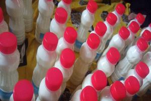 معمل نساء الامل لمشتقات الألبان والاجبان التابع لجمعية كبث يقوم بتوزيع عبوات الحقين  على بعض الأسر المحتاجة