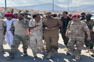 قائد محور الغيضة وقائد اللواء السادس دعم وإسناد يتفقدان القوات العسكرية في ميناء نشطون