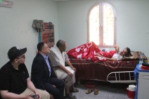 أمين عام المجلس المحلي ووكيل محافظة أبين يزوران مدير عام المصائد السمكية للاطمئنان على صحته بعد عملية جراحية ناجحة