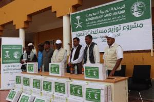 مركز الملك سلمان يدشّن توزيع ستة آلاف كرتون من التمور في سقطرى بالتعاون مع شبكة النماء اليمنية