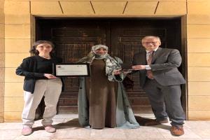 السفيرة الفرنسية لدى اليمن تُكرّم فتحية المعمري بالجائزة الفرنسية الألمانية لحقوق الإنسان