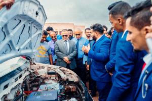 خريجو هندسة عدن يحوّلون سيارة بنزين إلى كهربائية ذكية بالكامل