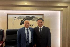 سفير اليمن لدى بكين يبحث مع مسؤول صيني تطورات الأوضاع في اليمن