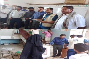 مدير عام ردفان يوزع الدفعة الثانية من ماكينات الخياطة المقدمة للمعلمين في مدرسة الشهيد صالح لخجف