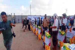 وصول الإنسانية تدشن توزيع 489 سلة غذائية و136 مادة إيوائية لمتضرري السيول في عدن ولحج