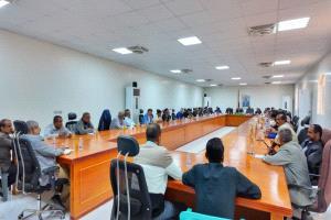 تنفيذي شبوة يناقش تقريري مكتب الصناعة والتجارة وفرع الهيئة العامة للمواصفات ومشروع موازنة المحافظة