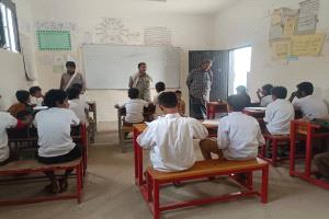 مدير التربية والتعليم يزور مدرسة الفتح الجانح للإطلاع على سير عملية امتحانات الفصل الدراسي الاول بالمحفد