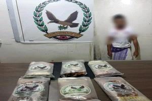إدارة مكافحة المخدرات تضبط أحد مروّجي المواد المخدرة في المهرة