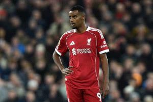 سلوت: إيساك سيغيب عن ليفربول لمدة شهرين على الأقل