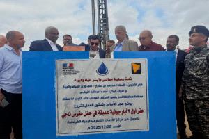 محافظ لحج ونائب وزير المياه يطلقان مشروع آبار استراتيجية لتعزيز الأمن المائي بحقل مغرس ناجي