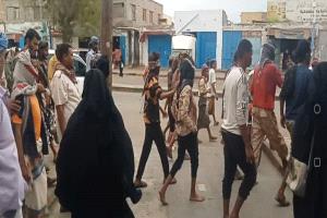 مدينة زنجبار تشهد تظاهرة سلمية للمطالبة بعودة الخدمات وصرف المرتبات