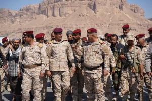 قائد المنطقة العسكرية الأولى وعدد من قادة درع الوطن يتفقدون المواقع الأمامية ويؤكدون جاهزية القوات.