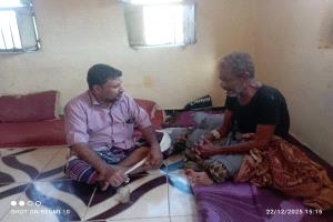 مدير صندوق النظافة بأحور يزور الإعلامي عبدالله الطحر للاطمئنان على صحته