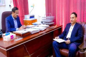 محافظ شبوة يناقش تسريع تنفيذ جسر جلعة وتأهيل الطرق الحيوية بالمحافظة