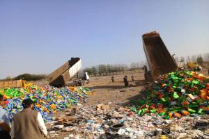 في أكبر عملية من نوعها.. صحة البيئة في المنصورة تُتلف 70 طنًا من العصائر منتهية الصلاحية