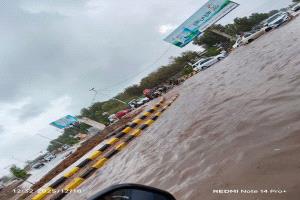 أمطار غزيرة تضرب محافظة الحديدة وتغمر شوارعها