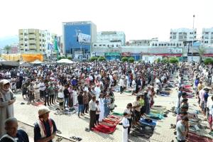 حشود جماهيرية تؤدي صلاة الجمعة في ساحة العروض بخور مكسر