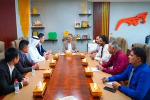 المحافظ لملس يناقش مع داهوا العالمية حلولًا تقنية لتطوير العمل المؤسسي