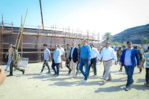 لملس يناقش أوضاع المياه والصرف الصحي ويطّلع على سير العمل في المشروع الاستراتيجي لخزان الضخ