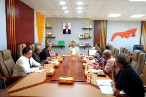 لملس يناقش مع قيادات المصافي ومنشأة الغاز إجراءات عاجلة لمعالجة الأزمة