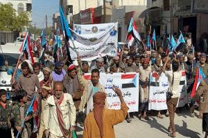 مسيرة جماهيرية تجوب شوارع عتق ابتهاجًا بانتصارات سيئون