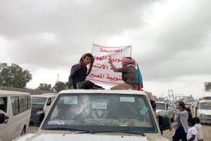 موكب جماهيري حاشد لأبناء الصبيحة يتجه إلى ساحة العروض تأكيدا لدعم القيادة السياسية