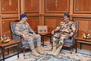 قائدان عُمانيان يستقبلان مسؤولين عسكريين من السعودية وقطر