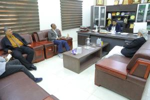 رئيس جامعة المهرة يستقبل وكيل محافظة المهرة الشيخ صالح عليان