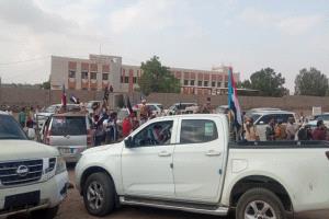 حشود من أبناء الصبيحة تصل إلى ساحة العروض للمشاركة في الاعتصام