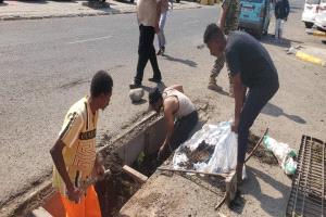 مكتب الأشغال في التواهي ينفّذ حملة واسعة لتصفية مجاري تصريف مياه الأمطار