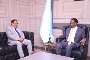 السفير الحنق يبحث سبل تعزيز العلاقات الثنائية مع وزير الخارجية الصومالي