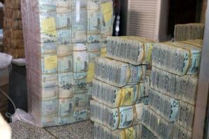 عودة سوق الصرافة السوداء إلى عدد من أحياء عدن بعد اختفاء دام أشهر