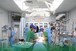فريق طبي بالمكلا ينجح في استئصال ورم قلبي معقّد لامرأة في عقدها الرابع