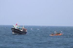 خفر السواحل في خليج عدن يضبط زورق تهريب قبالة ساحل رأس عمران