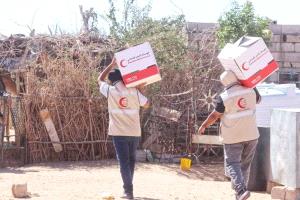 هلال الإمارات يدشن حملة كسوة الشتاء في أنحاء شبوة