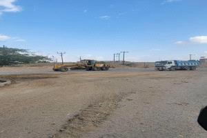 بتمويل العميد ناصر عبدربه.. شباب المبادرة يدشنون مشروع سفلتة شوارع لودر