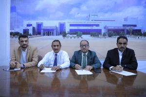 إتمام عملية الاستلام والتسليم بين مديري مطار الغيضة السلف والخلف