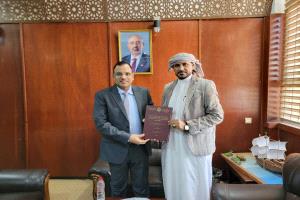 مدير عام المصائد السمكية بشبوة يتلقى الوزير السقطري ويهديه نسخة من شهادة الماجستير ويناقش معه الوضع السمكي بالمحافظة