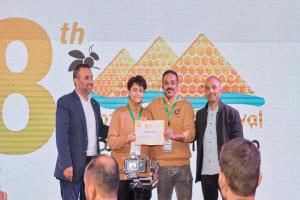 "لمسات حضرمية" تحرز المستوى الذهبي في مسابقة أفضل عسل "سدر يمني" ضمن مهرجان العسل المصري