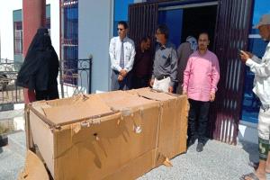 مدير عام الصحة ومدير مستشفى ابن خلدون العام يستلمان كراسي طبية لمركز الغسيل الكلوي بلحج